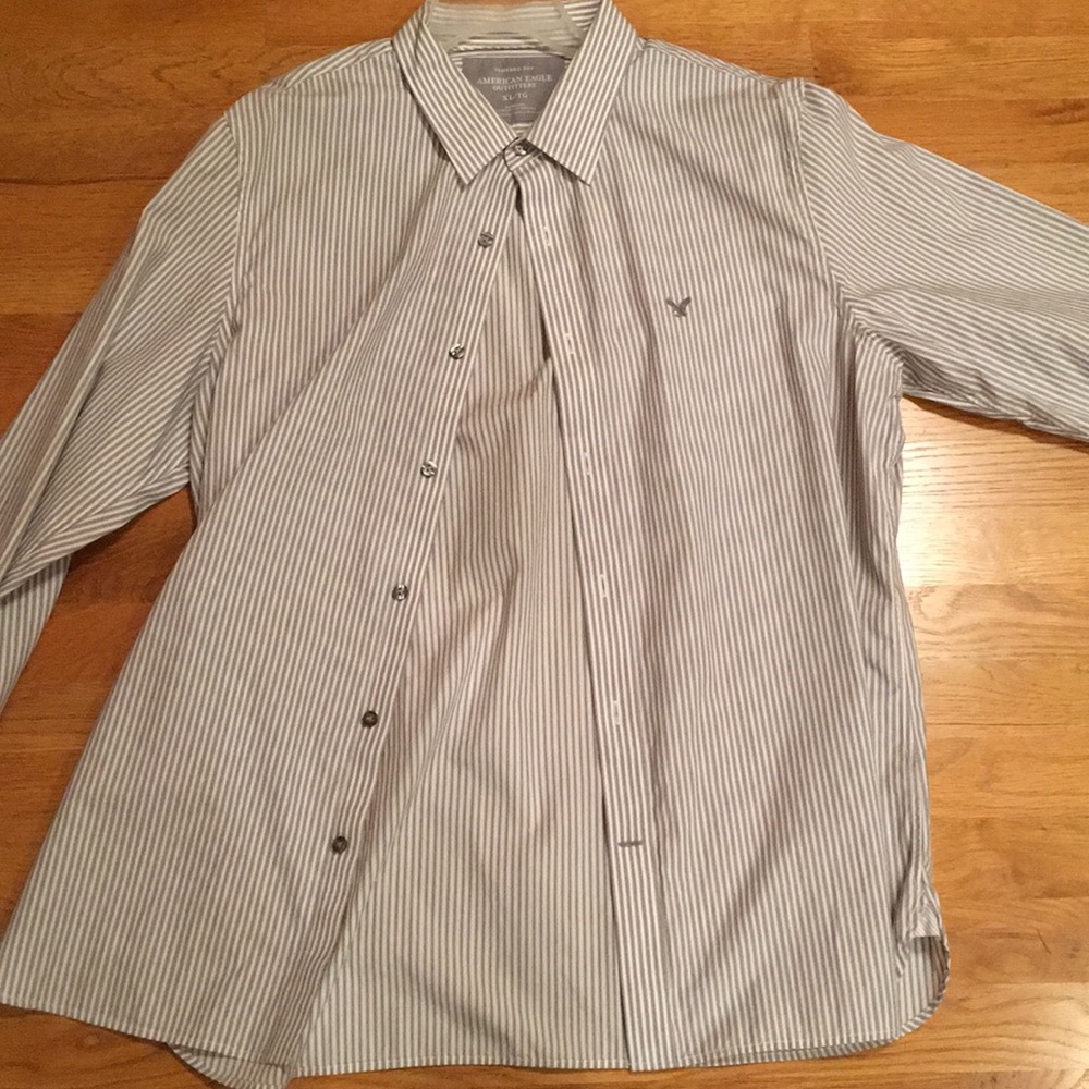 American Eagle Button up like new